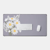 Élégantes fleurs blanches de marguerites sur lavan (Clavier et souris)
