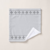 Élégantes fleurs de Lis chic sur gris argent clair (Gant de toilette)