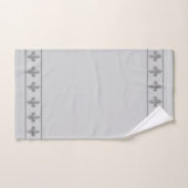 Élégantes fleurs de Lis chic sur gris argent clair (Serviette à main)