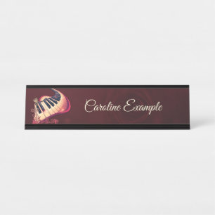 Elegantie in beweging, de gebogen piano.  bureau naambordje