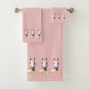 Élégants chevaux blancs modernes avec des fleurs s