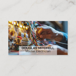 Elektricien die met Draadjes in Fuse Box werkt Visitekaartje