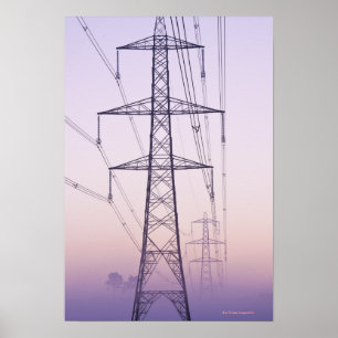 Elektriciteitspylons in mist bij zonsopgang. poster