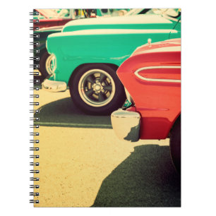 Elektronisch muziektoetsenbord synthesizer met wit notitieboek