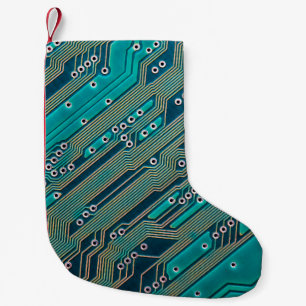 Elektronische printplaat dicht bij de achtergrond, kleine kerstsok