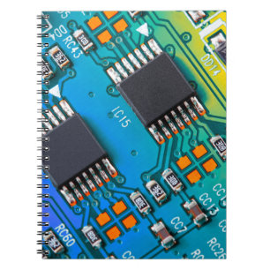 Elektronische printplaat dicht bij de achtergrond, notitieboek