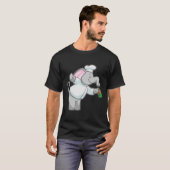 Elephant als Chef met zoutschudder T-shirt (Voorkant volledig)