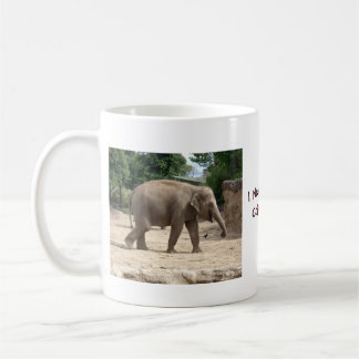 Éléphant asiatique marchant sur la tasse ou le