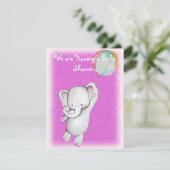 Éléphant de bébé avec des invitations de baby (Debout devant)