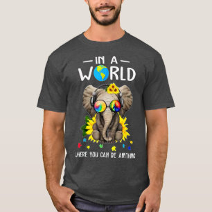 Elephant in een wereld waar je alles kunt zijn t-shirt