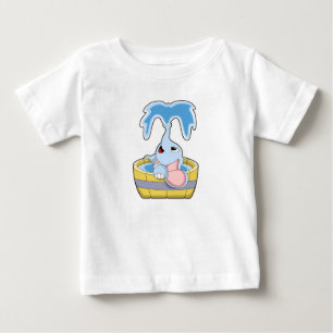 Elephant met Bathtub vol water