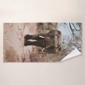 ÉLÉPHANT NOIR MARCHANT SUR SABLE BROWN (Serviette de bain)
