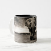 Elephant op Run Tweekleurige Koffiemok (Voorkant links)