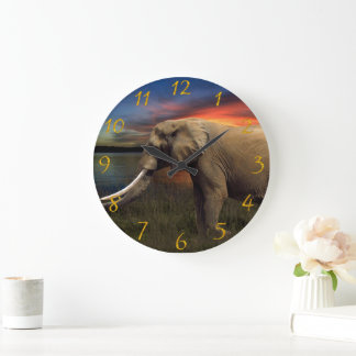Elephant out in de dierenlekken van savannah grote klok