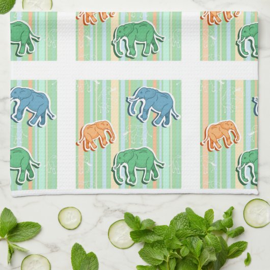 Elephant Pattern on Green Stripes Theedoek (Gevouwen)