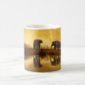 Éléphants à la tasse de café de réflexion de lac (Centre)