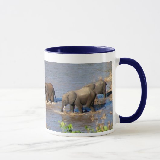 Éléphants croisant la tasse de rivière de (Droite)