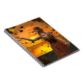 Elf in vallende bladeren tegen een herfstzonsonder notitieboek (Rechterzijde)