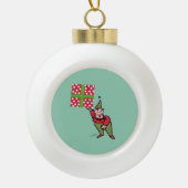 Elf met cadeau met polka stippen groene keramische keramische bal ornament (Voorkant)