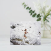 Elfe de maïs mangeant de la neige - carte postale (Debout devant)