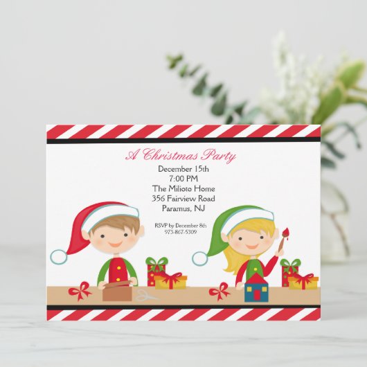 Elfes mignons dans un invitation de fête de Noël (Debout devant)