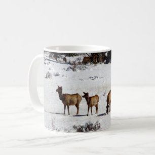 Elk dans la tasse de café de neige