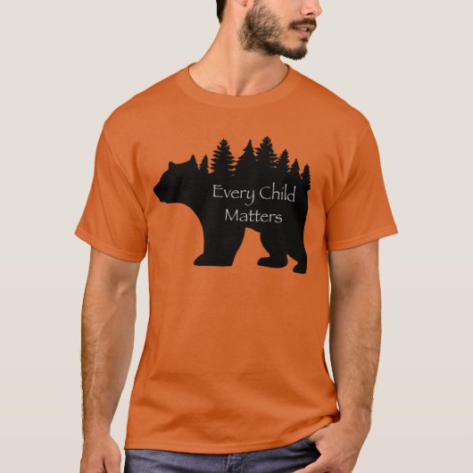 Elk kind past het Ontwerp van het Beer toe  T-shirt (Voorkant)