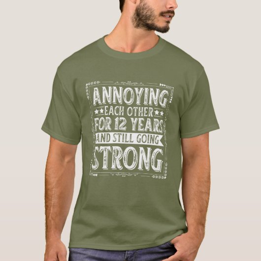 Elkaar al 12 jaar irriteren en nog steeds bezig zi t-shirt (Voorkant)