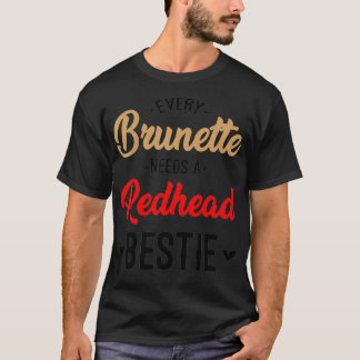 Elke Brunette heeft een roodkopje nodig die goed i T-shirt