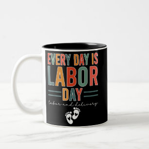 Elke dag is het Labor Day T-shirt arbeid en leveri Tweekleurige Koffiemok