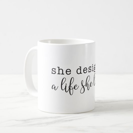 "Elle a conçu une vie qu'elle aime" Café Mug (Devant gauche)