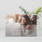 Elle A Dit Oui Calligraphie Engagement Invitation (Debout devant)