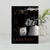 Elle A Dit Oui Fiançailles Photo Noir Faire-part (Debout devant)