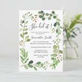 Elle a fait invitation de graduation avec verdure (Debout devant)