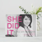 Elle A Fait Neon Light Graduation Party Invitation (Debout devant)