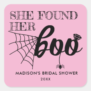 Elle a trouvé ses autocollants de mariage "Boo"