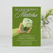 Elle a Trouvé Son Invitation Matcha Parfaite (Debout devant)