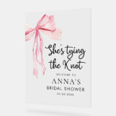 Elle Attache L'Affiche de bienvenue Fête des marié (Angle)