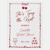 Elle Attache le Nœud Bienvenue à la Soirée de Mari