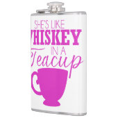 Elle est comme le whiskey dans un flacon de tasse (Gauche)