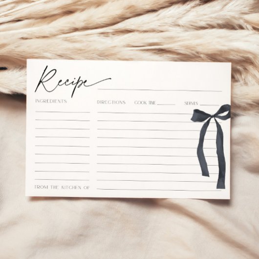 Elle est en train de nouer la carte de recette de 