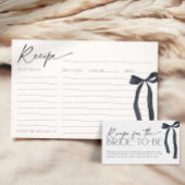 Elle est en train de nouer la carte de recette de 