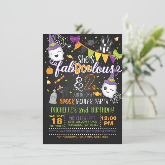 Elle est fière et deux Invitation d'anniversaire - (Debout devant)