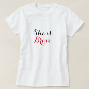 Elle est le T-shirt des femmes de base courageuses