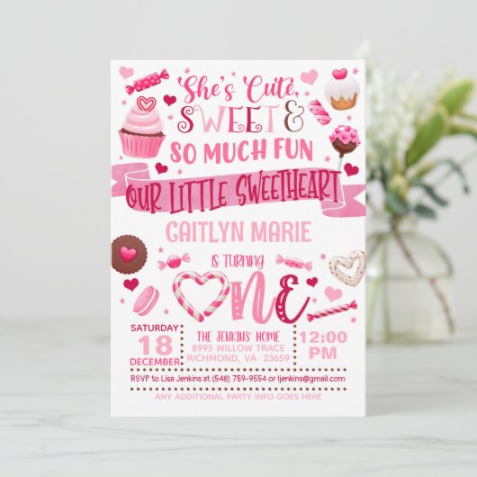 Elle est mignonne, elle est douce et invitation te (Debout devant)