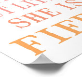 Elle est une affiche imprimée féroce (Coin)