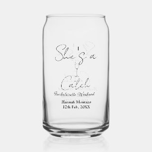 Elle est une bouteille de champagne de week-end de