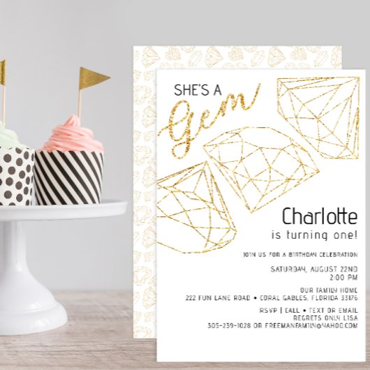 Elle est une Invitation de Gem Parties scintillant