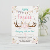 Elle est une une invitation sauvage d'anniversaire (Debout devant)