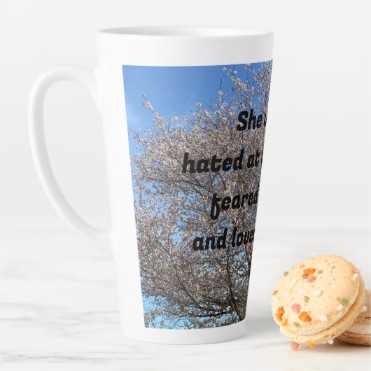 "Elle était haïe aux thés..." Mug à Latte (En situation)